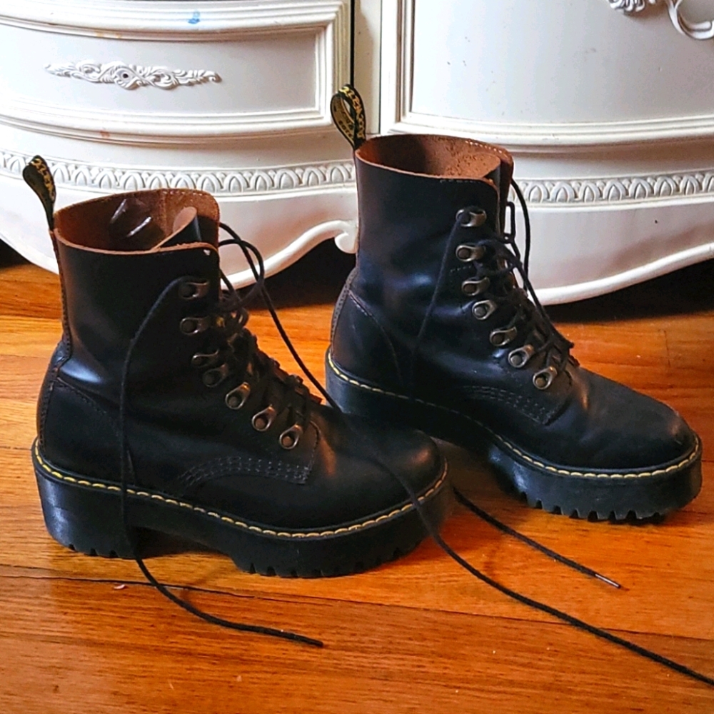 Dr Marten's Leona black size 6